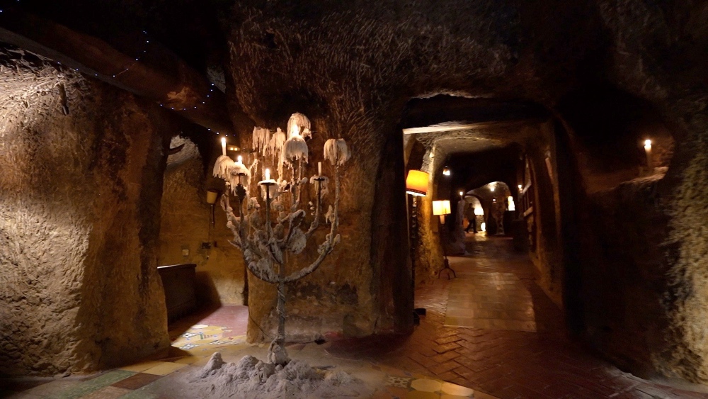 Uno de los restaurantes-cueva que hay en Valdevimbre.
