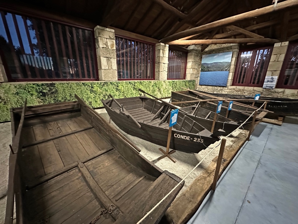 Antiguas barcas para cruzar el Miño y el Sil que se conservan en el Ecomuseo Pazo de Arxeriz.