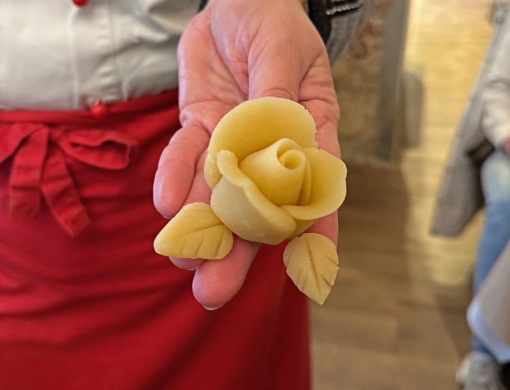 Una rosa hecha a base de mazapán. ¡Deliciosa!