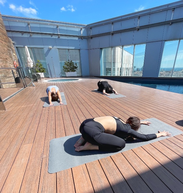La clase de yoga en la terraza nos ayudó mucho a reconectar con nuestro cuerpo.