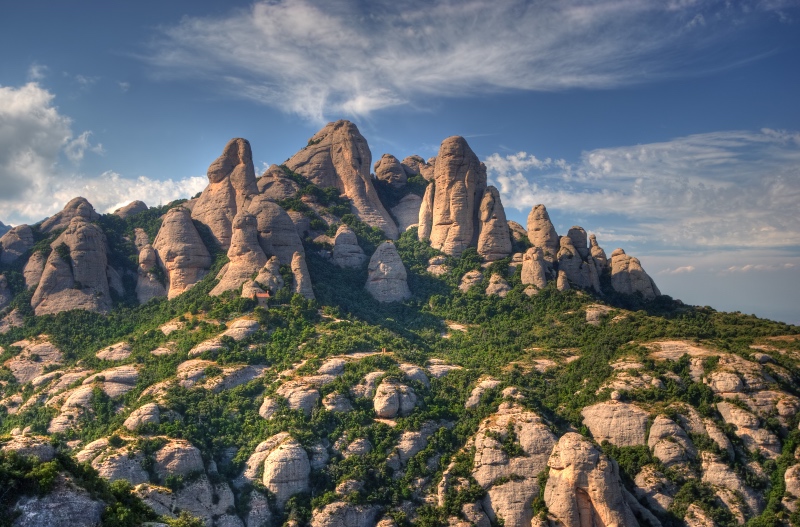 La Ruta de los 3 Montes atraviesa el espectacular Macizo de Montserrat / Shutterstock