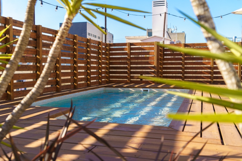 La terraza cuenta con una piscina para los huéspedes del hotel.