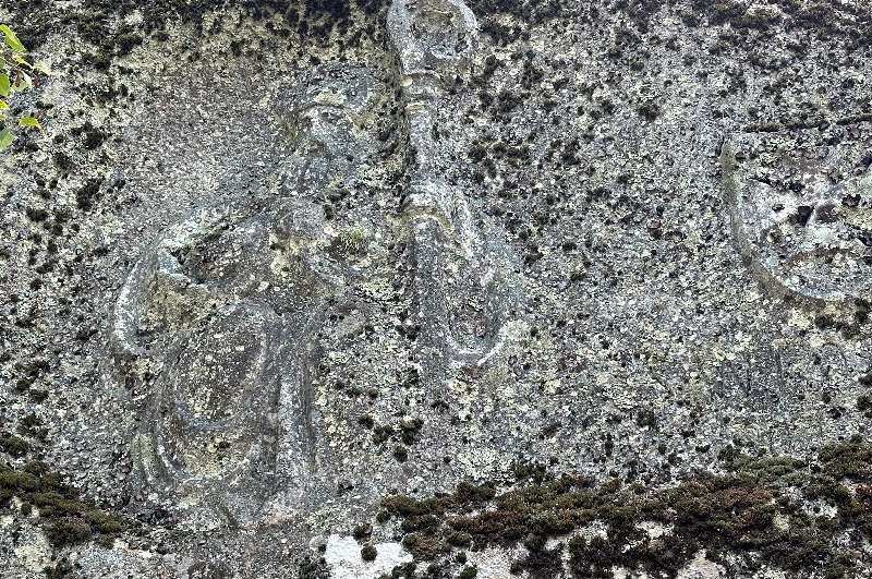 Huecograbado de Xosé Cid en una roca del Mirado de A Cela, donde se cree que nació San Rosendo.