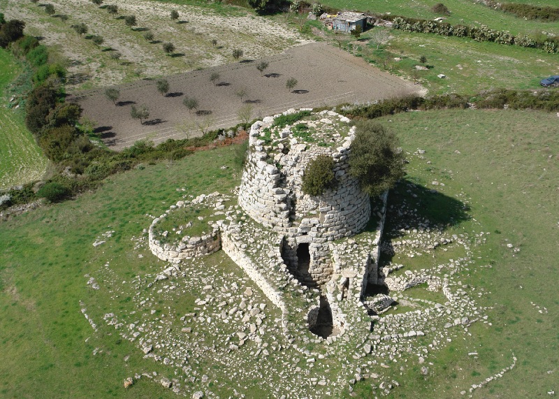 Un nuraga o nuraghe es el principal tipo de edificio megalítico que se puede encontrar en Cerdeña.