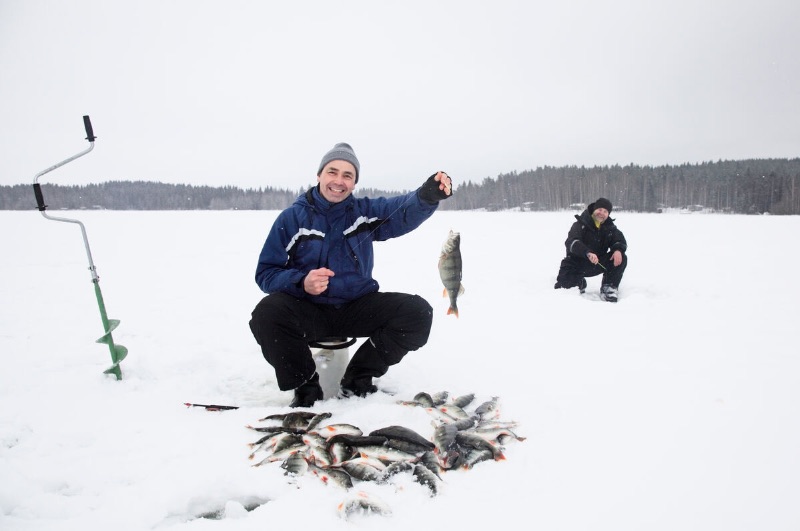 Pescar en hielo es una actividad que puedes hacer en Finlandia.