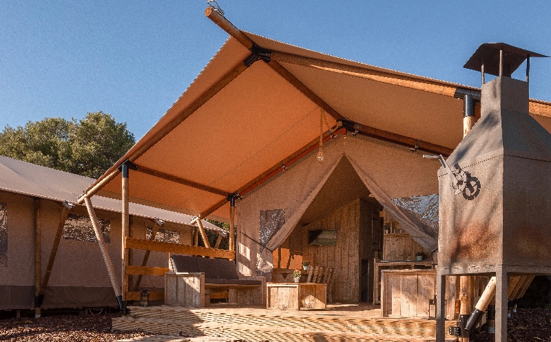 Alojamiento Orion del Garrofer Green Camping by HolaCamp, inspirada en los lodges de los safaris africanos.