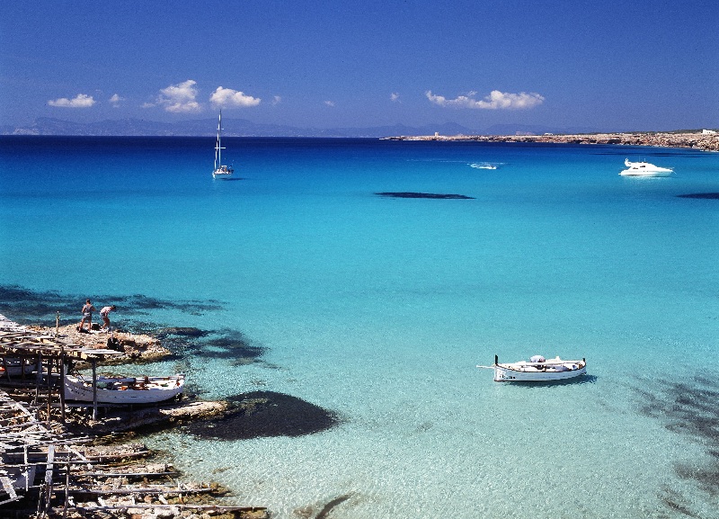 Cala Saona es conocida por ser la joya de la costa occidental de Formentera