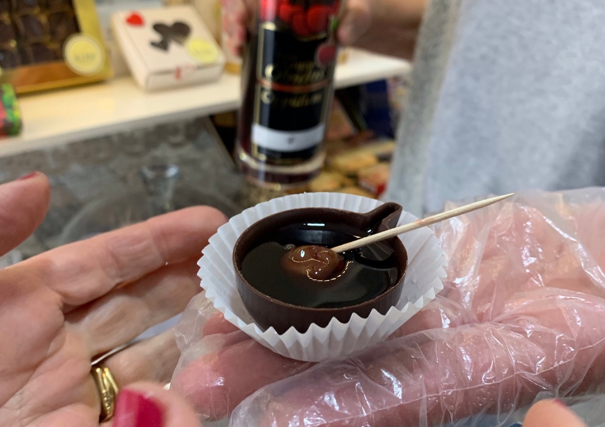 La ginjinha es un licor dulce elaborado a base de guindas