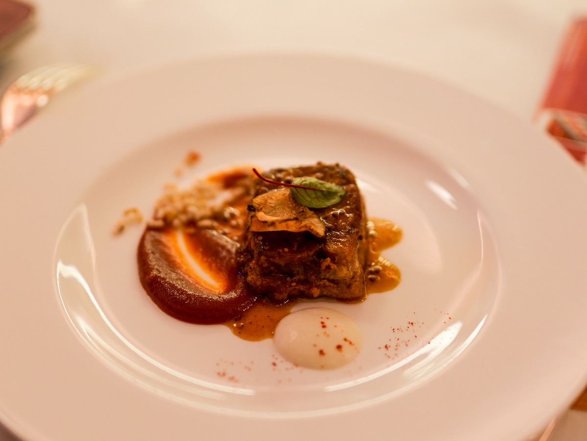 Manitas ibéricas rellenas de cordero con arroz frito Sky Swan