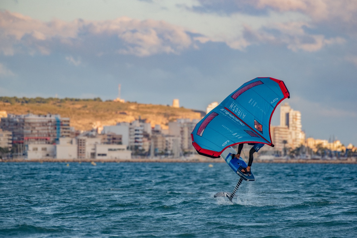 Santa Pola es un destino perfecto para la práctica de deportes acuáticos © Philippe Uglietta