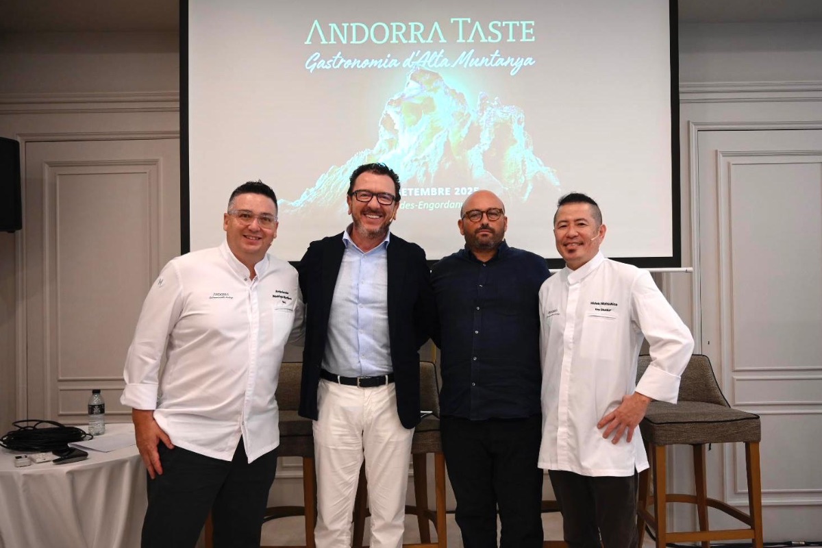 De izquierda a derecha, Rodrigo Martínez, del restaurante Beç, Escaldes-Engordany; Betim Budzaku, CEO de Andorra Turisme; Jordi Parra, director de grup gsr y chef ejecutivo de Vocento Gastronomía; Hideki Matsuhisa, chef de Koy Shunka *, Barcelona