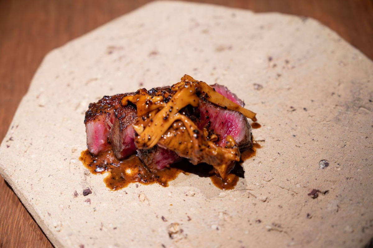 Wagyu con guarnición de montaña, hoja de pino y leña de Andorra con demi-glace de trufa de Hideki Matsuhisa. Un placer.