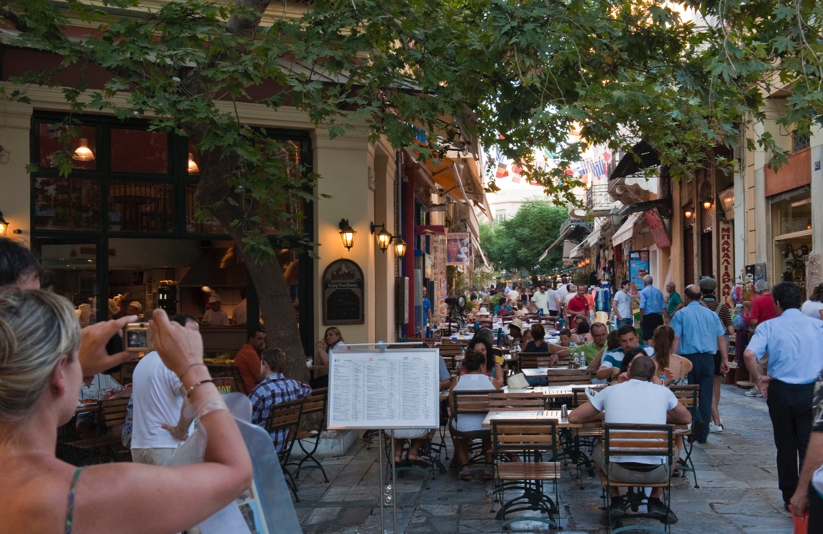 El barrio de Plaka representa la esencia gastronómica de Atenas. Foto AthensOGNTO/Y.Skoulas El barrio de Plaka representa la esencia gastronómica de Atenas. Foto AthensOGNTO/Y.Skoulas