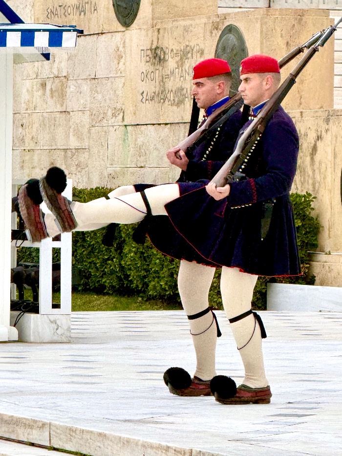 Evzones en pleno cambio de guardia. Foto Juan Coma Evzones en pleno cambio de guardia. Foto Juan Coma