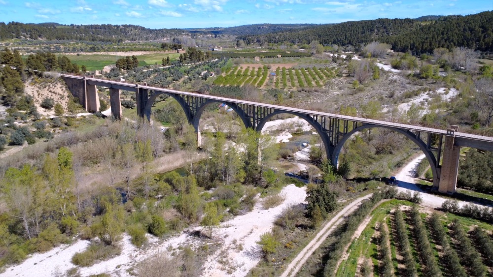 Puente ferroviario que cruza el río Matarraña en Torre del Compte Puente ferroviario que cruza el río Matarraña en Torre del Compte