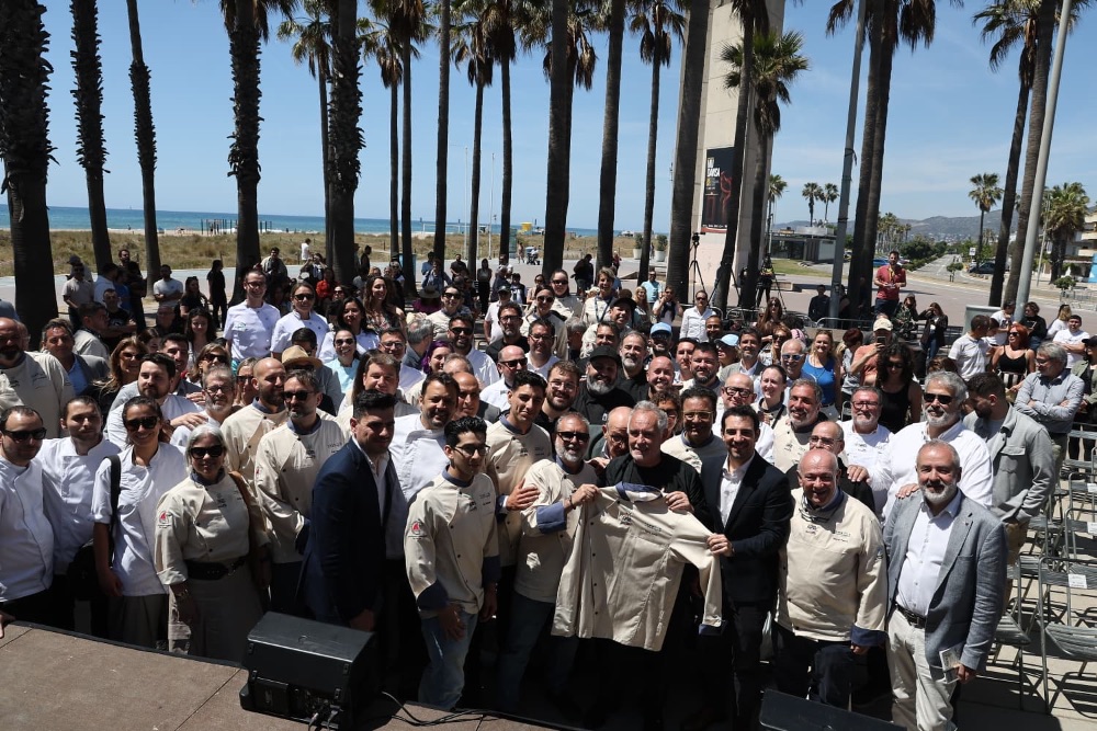 Ferran Adrià recibiendo la chaquetilla entregada por el Gremi d’Hostaleria de Castelldefels i Baix Llobregat. Ferran Adrià recibiendo la chaquetilla entregada por el Gremi d’Hostaleria de Castelldefels i Baix Llobregat.
