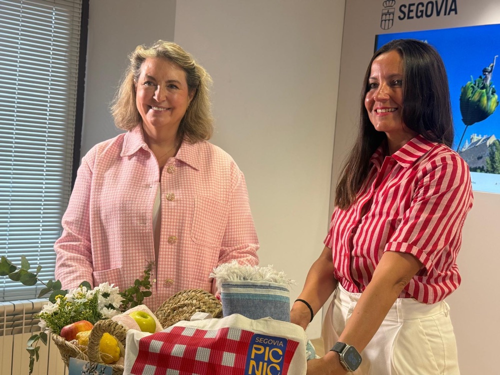 La concejala de Turismo, May Escobar, junto a la directora de la Fundación Caja Rural de Segovia, Beatriz Serrano. Cortesía Ayuntamiento de Segovia La concejala de Turismo, May Escobar, junto a la directora de la Fundación Caja Rural de Segovia, Beatriz Serrano. Cortesía Ayuntamiento de Segovia