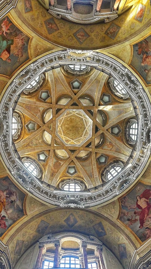 Bóveda de la Iglesia de San Lorenzo de Turín, obra de Guarino Guarini Bóveda de la Iglesia de San Lorenzo de Turín, obra de Guarino Guarini