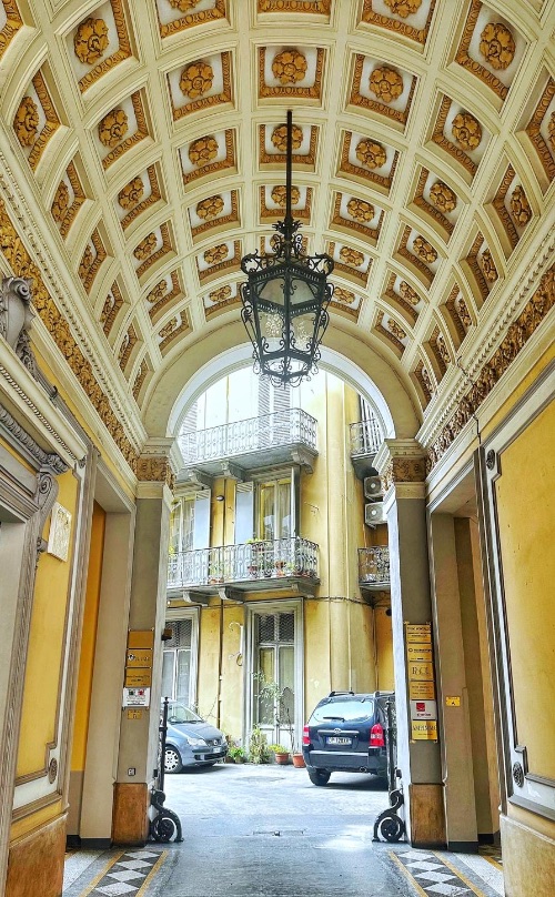 Zaguán de entrada a un "palazzo" turínés. La bóveda de casetones decorados en tonos crema y dorado es muy típica de los accesos a "palazzi" de esta ciudad Zaguán de entrada a un "palazzo" turínés. La bóveda de casetones decorados en tonos crema y dorado es muy típica de los accesos a "palazzi" de esta ciudad