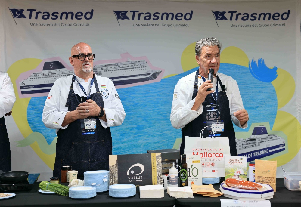 Ángel Palacios, coordinador del certamen, fundador del proyecto Cocinar a Ciegas y ganador del concurso internacional Golden Eye Chef y el chef Koldo Royo durante el showcooking Ángel Palacios, coordinador del certamen, fundador del proyecto Cocinar a Ciegas y ganador del concurso internacional Golden Eye Chef y el chef Koldo Royo durante el showcooking