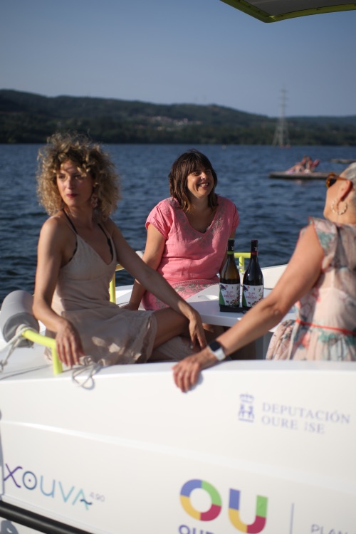 Las rutas en ecobarco se pueden hacer en familia, con amigos y en pareja. Un plan perfecto de verano Las rutas en ecobarco se pueden hacer en familia, con amigos y en pareja. Un plan perfecto de verano
