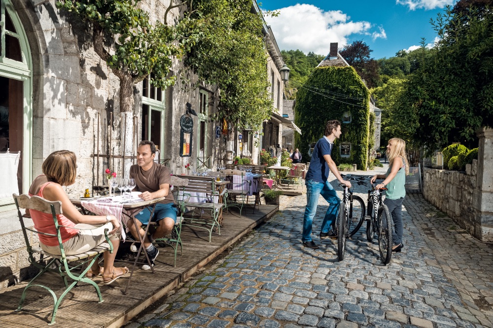 Ciclistas recorren las pintorescas calles de Durbuy. Foto: Bruno D’Alimonte / WBT Ciclistas recorren las pintorescas calles de Durbuy. Foto: Bruno D’Alimonte / WBT