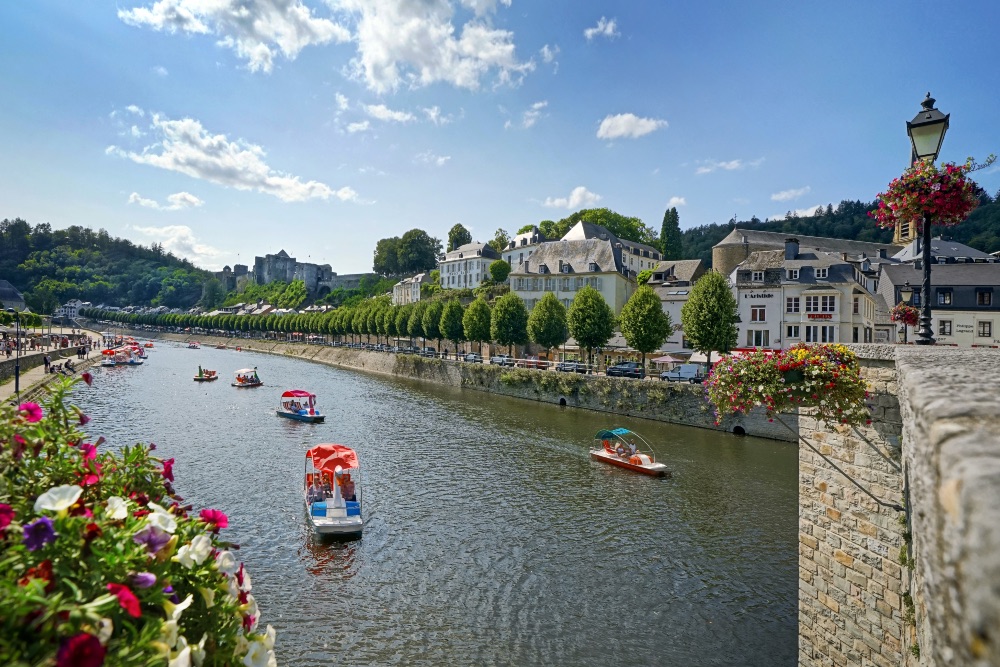 Paseo en hidropedal por el río Semois, en Bouillon. Foto: Arnaud Siquet / WBT Paseo en hidropedal por el río Semois, en Bouillon. Foto: Arnaud Siquet / WBT