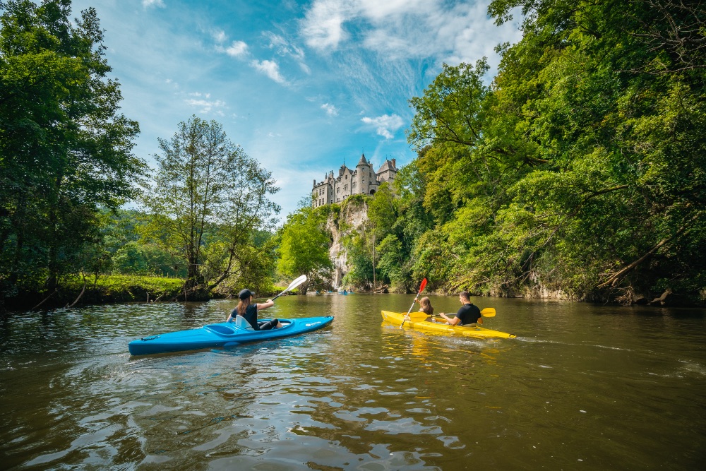 Descenso en kayak por el río Mosa a su paso por Dinant. Foto: Xavier Ethuin / Dinant Evasion. Descenso en kayak por el río Mosa a su paso por Dinant. Foto: Xavier Ethuin / Dinant Evasion.