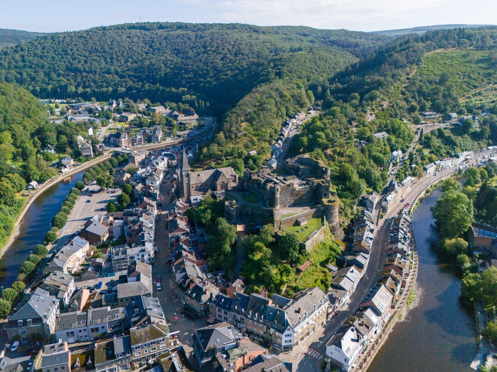 Vista aérea del castillo feudal de La Roche-en-Ardenne. Foto: Olivier Legardien Vista aérea del castillo feudal de La Roche-en-Ardenne. Foto: Olivier Legardien