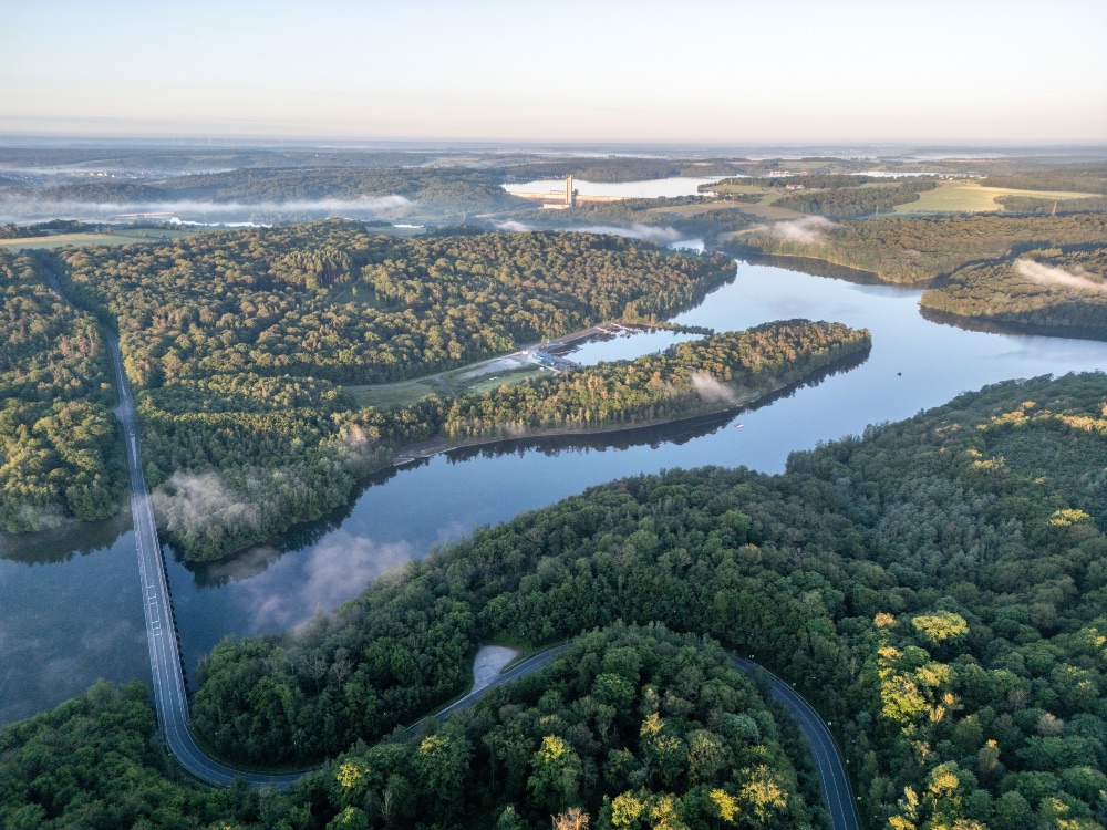 Vista panorámica de los lagos de Eau d’Heure. Foto: Olivier Bourgi / Les Lacs de l’Eau d’Heure Vista panorámica de los lagos de Eau d’Heure. Foto: Olivier Bourgi / Les Lacs de l’Eau d’Heure