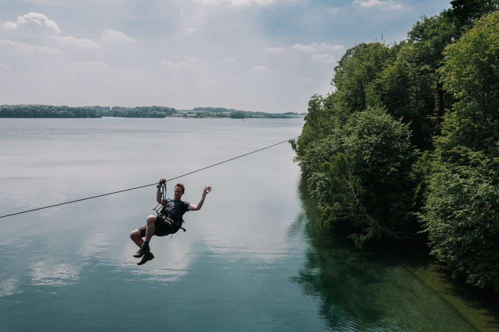 Descenso en tirolina sobre los lagos de Eau d’Heure, en Natura Parc. Foto: Natura Parc des Lacs de l’Eau d’Heure Descenso en tirolina sobre los lagos de Eau d’Heure, en Natura Parc. Foto: Natura Parc des Lacs de l’Eau d’Heure