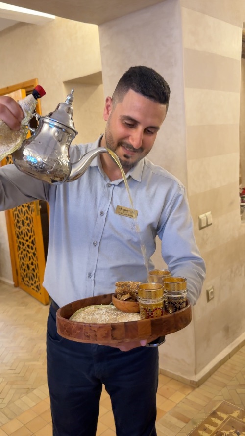 Mohammed, de Riad Babette, sirviéndonos un té con menta a nuestra llegada. Foto Juan Coma Mohammed, de Riad Babette, sirviéndonos un té con menta a nuestra llegada. Foto Juan Coma