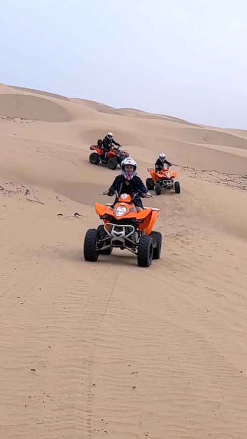 La excursion en quad recorre las dunas de la playa. La excursion en quad recorre las dunas de la playa.