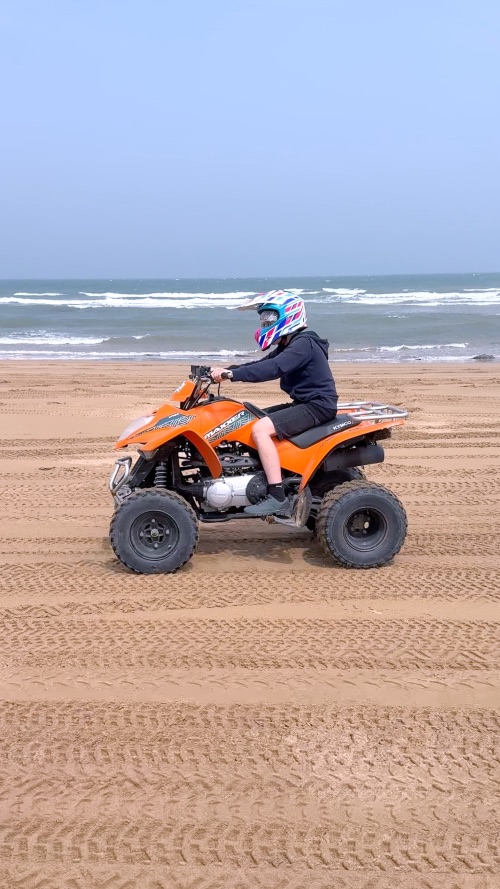 Niño en un quad, niño feliz. Foto Juan Coma Niño en un quad, niño feliz. Foto Juan Coma