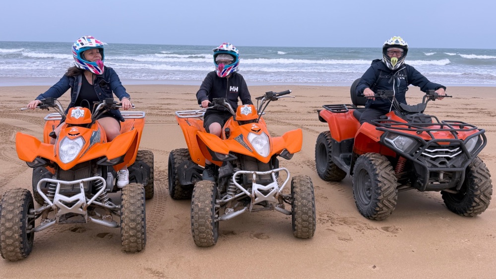 Foto familiar durante nuestra excusión en Quad por los alrededores de Essaouira. Foto familiar durante nuestra excusión en Quad por los alrededores de Essaouira.