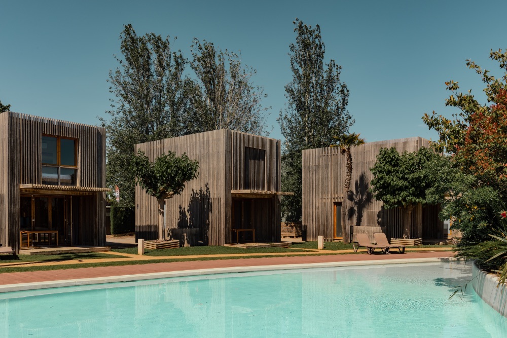 El camping tiene piscinas centrales y privadas El camping tiene piscinas centrales y privadas