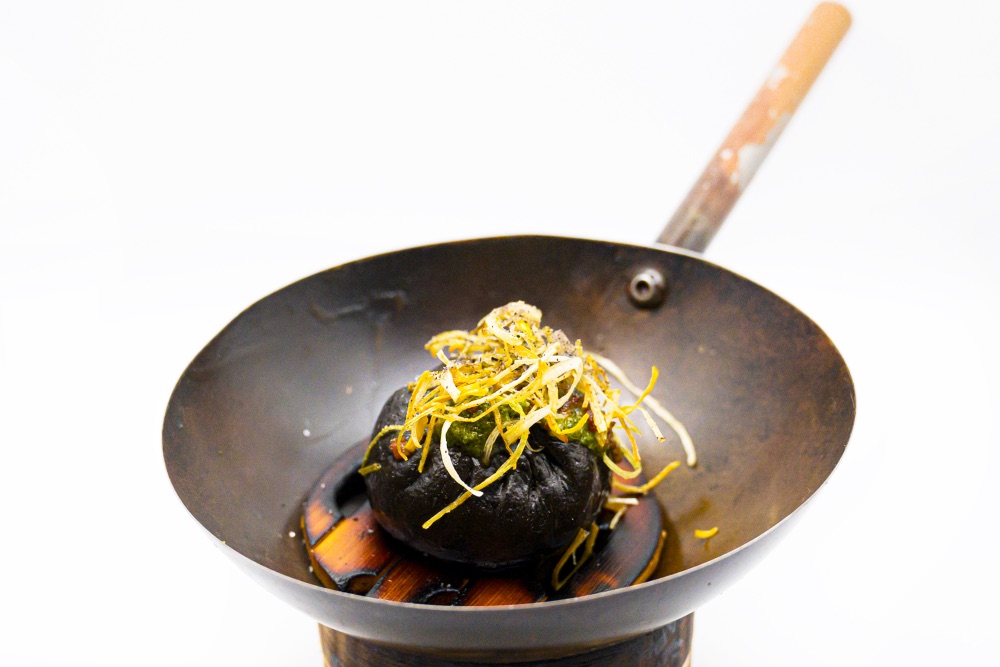 Bao relleno de una reducción de lechazo con pesto de piñón de Pedrajas, puerros y ceniza de shiitake Bao relleno de una reducción de lechazo con pesto de piñón de Pedrajas, puerros y ceniza de shiitake