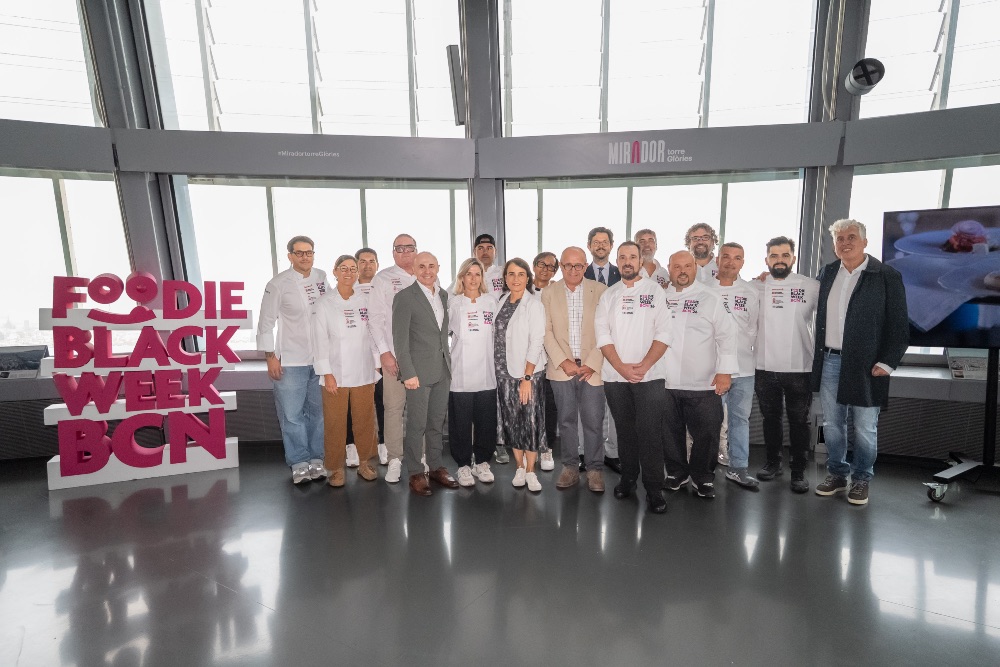 Foto de familia de la presentación de la Foodie Black Week BCN 2026 en el Mirador De la Torre de las Glorias Foto de familia de la presentación de la Foodie Black Week BCN 2026 en el Mirador De la Torre de las Glorias