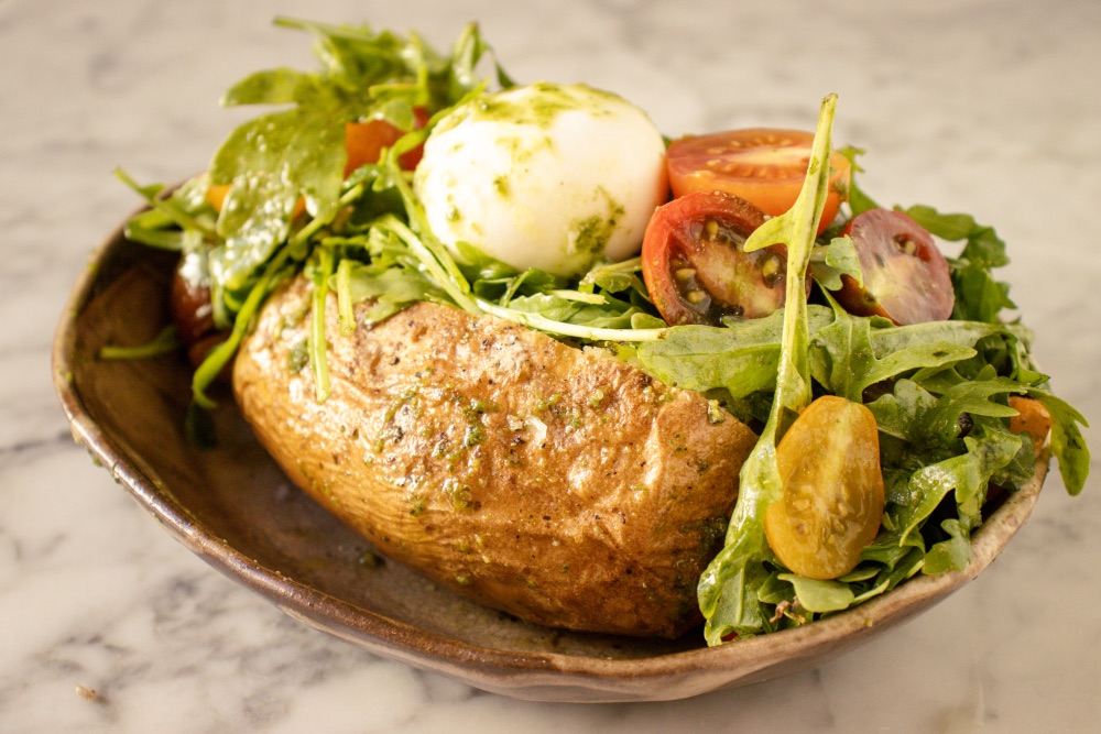 Patata rellena con ensalada caprese. Patata rellena con ensalada caprese.