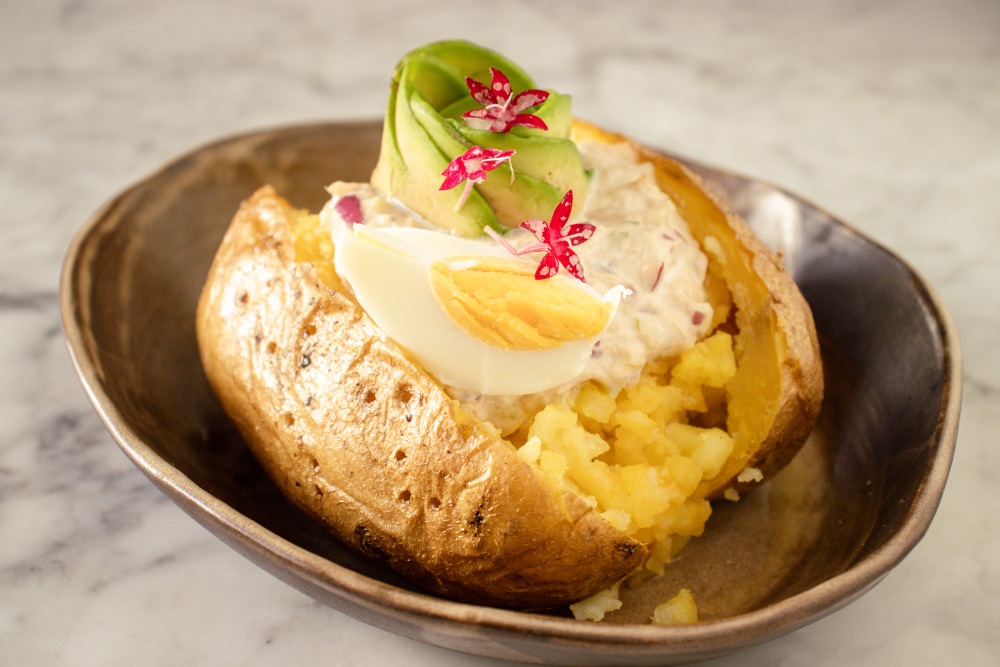 Patata rellena de causa limeña. Patata rellena de causa limeña.