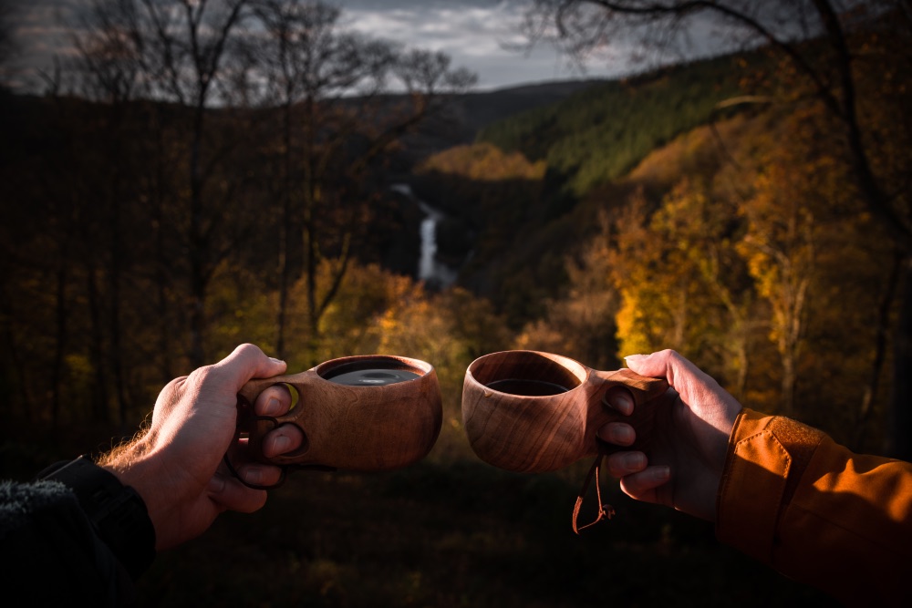 Tazas de madera con vistas al río Ourthe, en los senderos de Sentiers du Phoenix, en Valonia. © WBT – Julien Libert. Tazas de madera con vistas al río Ourthe, en los senderos de Sentiers du Phoenix, en Valonia. © WBT – Julien Libert.