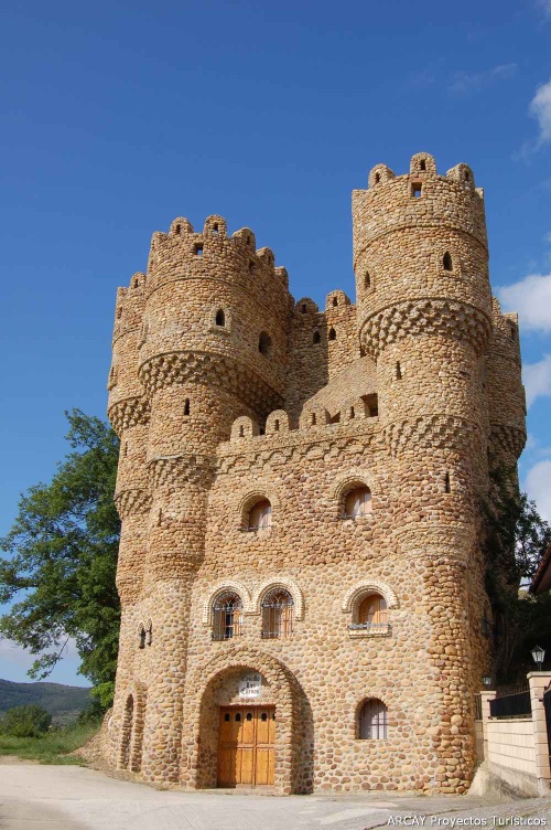 El Castillo de las Cuevas se le conoce también como Castillo de Cebolleros. El Castillo de las Cuevas se le conoce también como Castillo de Cebolleros.