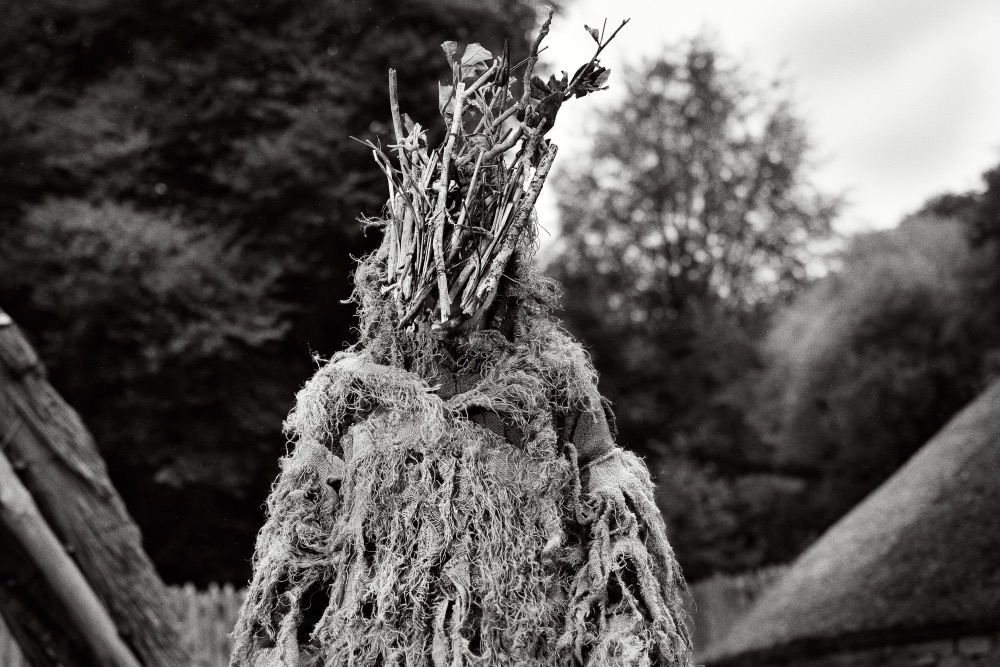 Un personaje de Samhain evoca las antiguas creencias irlandesas sobre la noche en que se acercaban el mundo de los vivos y el de los espíritus. Un personaje de Samhain evoca las antiguas creencias irlandesas sobre la noche en que se acercaban el mundo de los vivos y el de los espíritus.