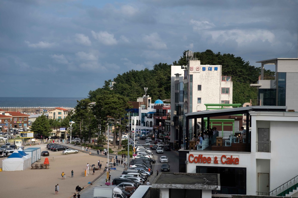 Los cafés frente al mar de Gangneung invitan a hacer una pausa durante el recorrido por la costa oriental. Los cafés frente al mar de Gangneung invitan a hacer una pausa durante el recorrido por la costa oriental.