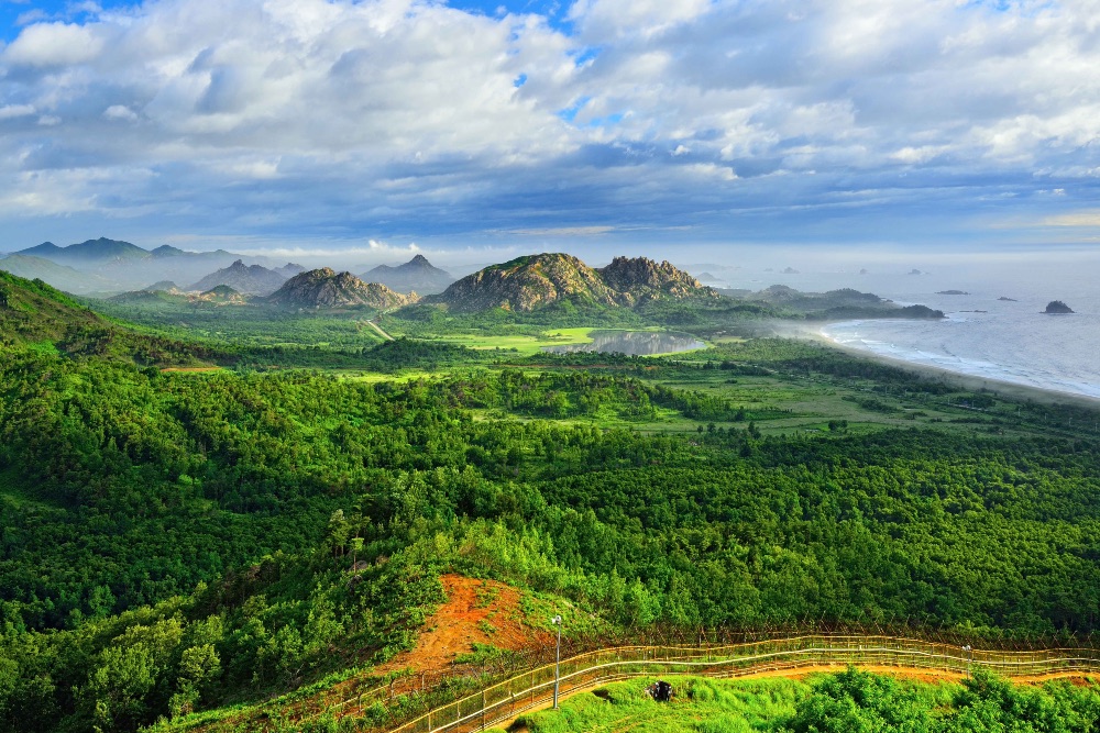 Las montañas de Geumgangsan y los islotes de Haegeumgang dibujan el paisaje al otro lado de la frontera. Las montañas de Geumgangsan y los islotes de Haegeumgang dibujan el paisaje al otro lado de la frontera.