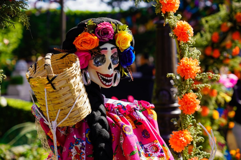 Las catrinas están presentes en el día de muertos en México. Las catrinas están presentes en el día de muertos en México.