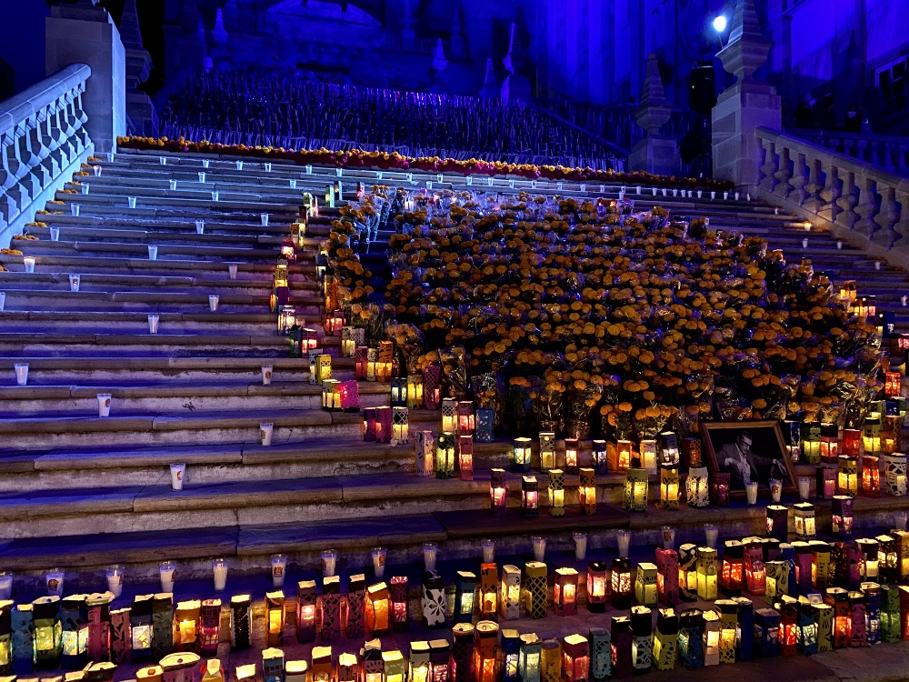 Escalinatas Universidad de Guanajuato durante el día de muertos. Escalinatas Universidad de Guanajuato durante el día de muertos.