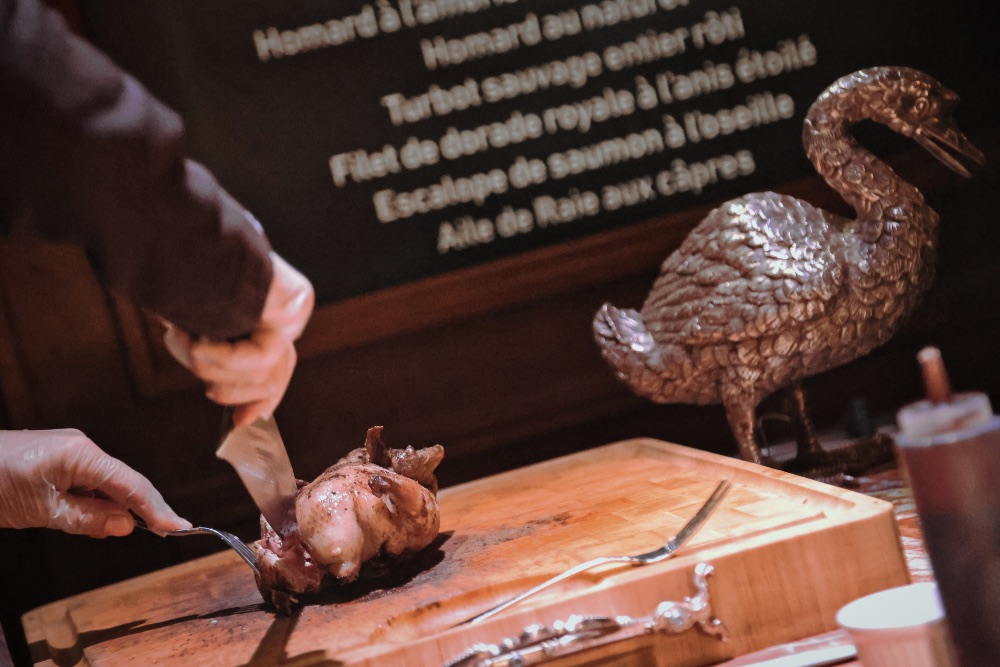 Preparación del "canard au sang", uno de los platos más emblemáticos de Les Grands Buffets Preparación del "canard au sang", uno de los platos más emblemáticos de Les Grands Buffets