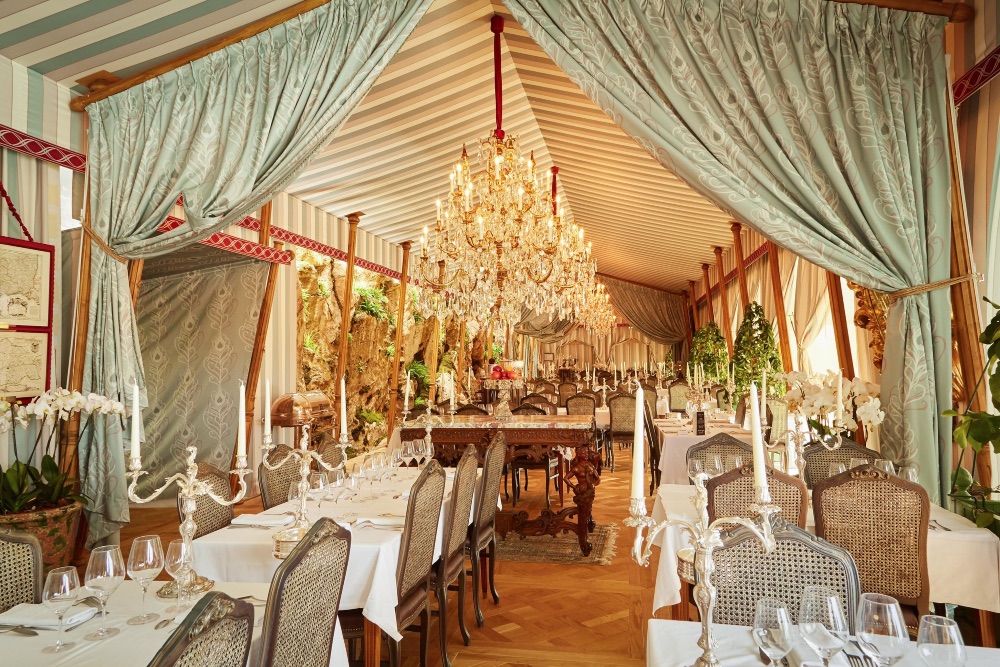 Los salones de Les Grands Buffets están decorados con una gran exquisitez. Los salones de Les Grands Buffets están decorados con una gran exquisitez.
