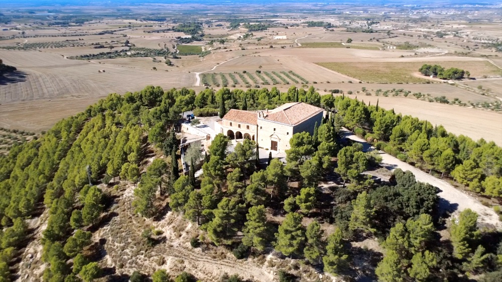 Santuario de Bovera, en el valle del río Corb. Santuario de Bovera, en el valle del río Corb.